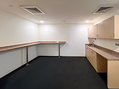 مكتب مجهز بالكامل بمساحة 200 متر مربع في بن محمود– موقع مميز