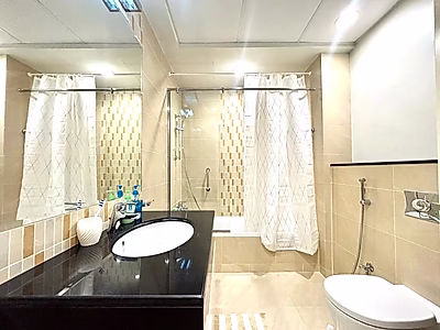 شقة أنيقة 3 غرف نوم | إطلالة مميزة | مفروشة بالكامل