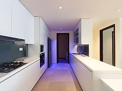 شقة رائعة مكونة من غرفتي نوم + غرفة خادمة للإيجار | إطلالات خلابة على البحر والمدينة