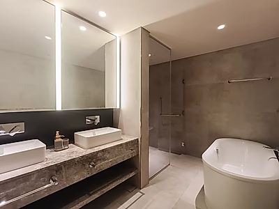 شقة رائعة مكونة من غرفتي نوم + غرفة خادمة للإيجار | إطلالات خلابة على البحر والمدينة