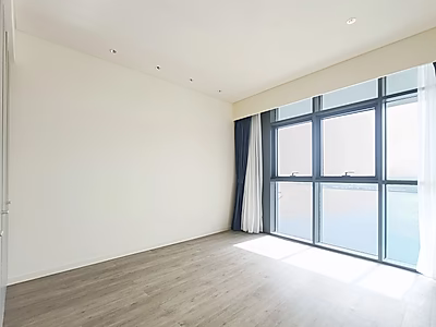 شقة رائعة مكونة من غرفتي نوم + غرفة خادمة للإيجار | إطلالات خلابة على البحر والمدينة