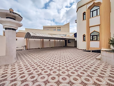 فيلا فاخرة مكونة من 7 غرف نوم للبيع في اللقطيفية