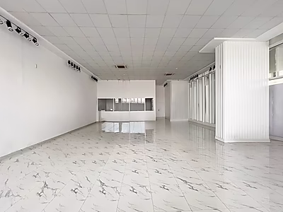 محل مميز على شارع رئيسي | 258 متر مربع | جاهز للانتقال