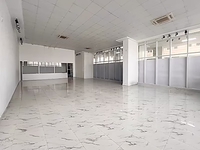 محل مميز على شارع رئيسي | 258 متر مربع | جاهز للانتقال