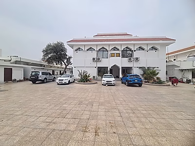 فرصة نادرة: فيلا قابلة للتطوير في المطار القديم – موقع متميز