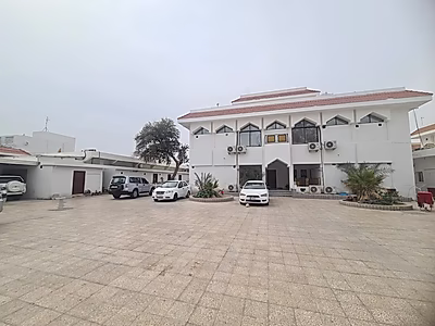 فرصة نادرة: فيلا قابلة للتطوير في المطار القديم – موقع متميز