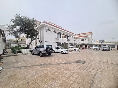 فرصة نادرة: فيلا قابلة للتطوير في المطار القديم – موقع متميز