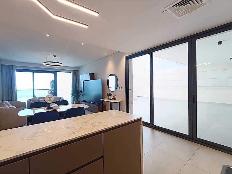 شقة فاخرة غرفتين نوم + غرفة خادمة مع تراس وإطلالة بحرية في مرسى لوسيل – 15,000 شامل الفواتير - Photo 4