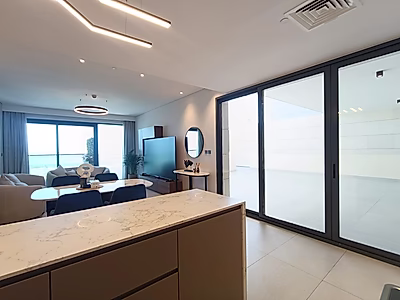 شقة فاخرة غرفتين نوم + غرفة خادمة مع تراس وإطلالة بحرية في مرسى لوسيل – 15,000 شامل الفواتير