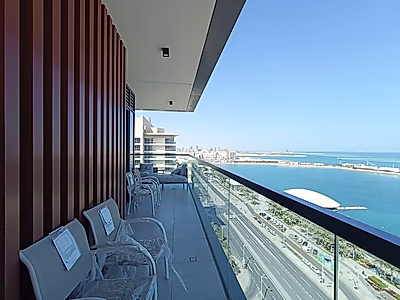 شقة فاخرة غرفتين نوم + غرفة خادمة مع تراس وإطلالة بحرية في مرسى لوسيل – 15,000 شامل الفواتير