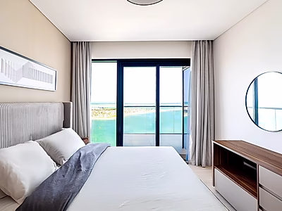 شقة فاخرة غرفتين نوم + غرفة خادمة مع تراس وإطلالة بحرية في مرسى لوسيل – 15,000 شامل الفواتير