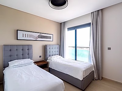 شقة فاخرة غرفتين نوم + غرفة خادمة مع تراس وإطلالة بحرية في مرسى لوسيل – 15,000 شامل الفواتير