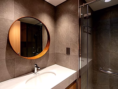 شقة فاخرة غرفتين نوم + غرفة خادمة مع تراس وإطلالة بحرية في مرسى لوسيل – 15,000 شامل الفواتير