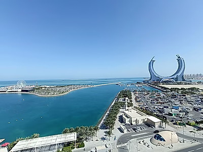 شقة فاخرة غرفتين نوم + غرفة خادمة مع تراس وإطلالة بحرية في مرسى لوسيل – 15,000 شامل الفواتير