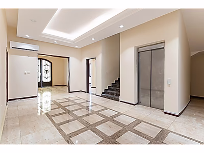 فيلا مستقلة بست غرف نوم + غرفة نوم رئيسية | موقف سيارات | مسبح ومصعد | بحيرة