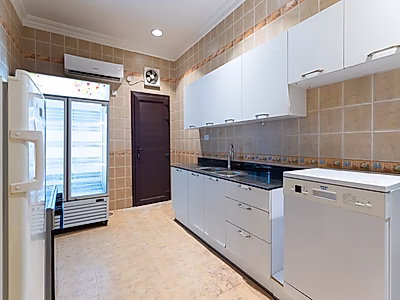 فيلا مستقلة بست غرف نوم + غرفة نوم رئيسية | موقف سيارات | مسبح ومصعد | بحيرة