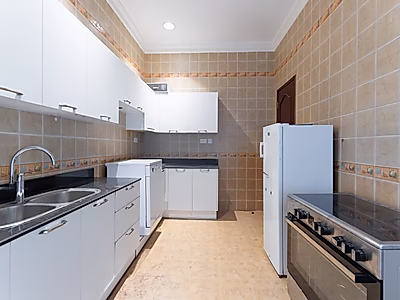 فيلا مستقلة بست غرف نوم + غرفة نوم رئيسية | موقف سيارات | مسبح ومصعد | بحيرة