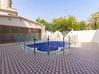 فيلا مستقلة بست غرف نوم + غرفة نوم رئيسية | موقف سيارات | مسبح ومصعد | بحيرة