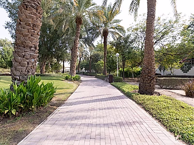 فيلا مستقلة بست غرف نوم + غرفة نوم رئيسية | موقف سيارات | مسبح ومصعد | بحيرة