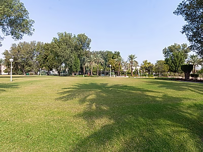 فيلا مستقلة بست غرف نوم + غرفة نوم رئيسية | موقف سيارات | مسبح ومصعد | بحيرة