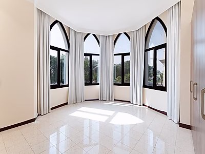 فيلا مستقلة بست غرف نوم + غرفة نوم رئيسية | موقف سيارات | مسبح ومصعد | بحيرة