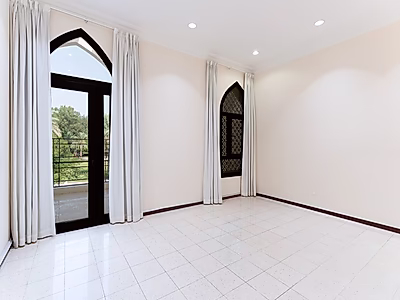 فيلا مستقلة بست غرف نوم + غرفة نوم رئيسية | موقف سيارات | مسبح ومصعد | بحيرة