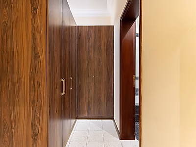 فيلا مستقلة بست غرف نوم + غرفة نوم رئيسية | موقف سيارات | مسبح ومصعد | بحيرة