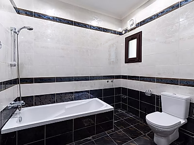 فيلا مستقلة بست غرف نوم + غرفة نوم رئيسية | موقف سيارات | مسبح ومصعد | بحيرة