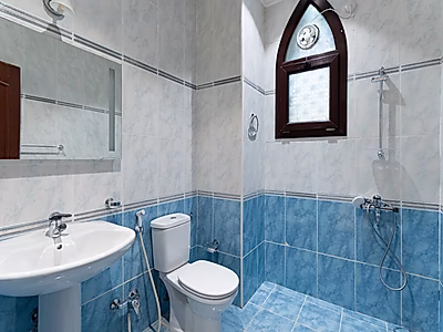 فيلا مستقلة بست غرف نوم + غرفة نوم رئيسية | موقف سيارات | مسبح ومصعد | بحيرة