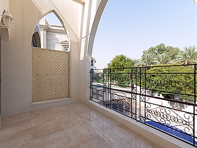 فيلا مستقلة بست غرف نوم + غرفة نوم رئيسية | موقف سيارات | مسبح ومصعد | بحيرة