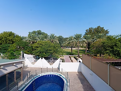 فيلا مستقلة بست غرف نوم + غرفة نوم رئيسية | موقف سيارات | مسبح ومصعد | بحيرة