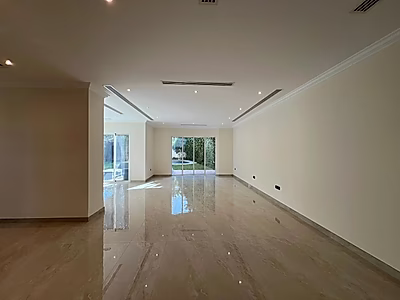 فيلا عصرية واسعة تضم أكثر من 4 غرف نوم | مسبح وحديقة خاصان | بحيرة