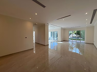 فيلا عصرية واسعة تضم أكثر من 4 غرف نوم | مسبح وحديقة خاصان | بحيرة