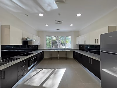 فيلا عصرية واسعة تضم أكثر من 4 غرف نوم | مسبح وحديقة خاصان | بحيرة