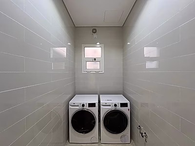 فيلا عصرية واسعة تضم أكثر من 4 غرف نوم | مسبح وحديقة خاصان | بحيرة