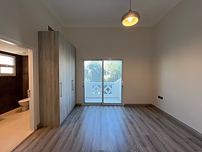 فيلا عصرية واسعة تضم أكثر من 4 غرف نوم | مسبح وحديقة خاصان | بحيرة