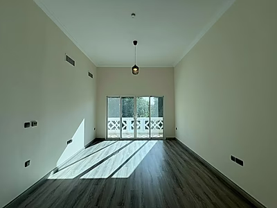 فيلا عصرية واسعة تضم أكثر من 4 غرف نوم | مسبح وحديقة خاصان | بحيرة