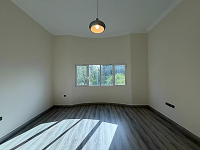 فيلا عصرية واسعة تضم أكثر من 4 غرف نوم | مسبح وحديقة خاصان | بحيرة