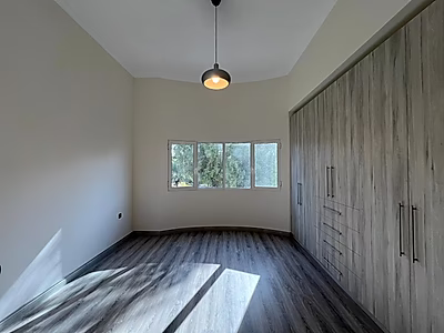 فيلا عصرية واسعة تضم أكثر من 4 غرف نوم | مسبح وحديقة خاصان | بحيرة