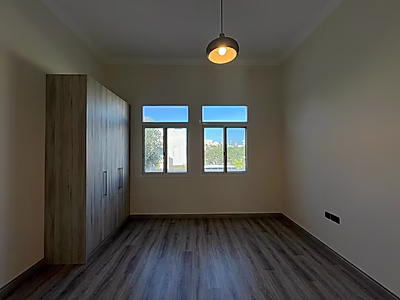 فيلا عصرية واسعة تضم أكثر من 4 غرف نوم | مسبح وحديقة خاصان | بحيرة