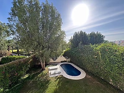 فيلا عصرية واسعة تضم أكثر من 4 غرف نوم | مسبح وحديقة خاصان | بحيرة