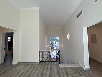 فيلا عصرية واسعة تضم أكثر من 4 غرف نوم | مسبح وحديقة خاصان | بحيرة