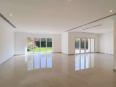 فيلا عصرية واسعة تضم أكثر من 4 غرف نوم | حديقة | بحيرة