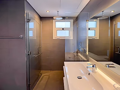 فيلا عصرية واسعة تضم أكثر من 4 غرف نوم | حديقة | بحيرة