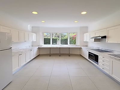 فيلا عصرية واسعة تضم أكثر من 4 غرف نوم | حديقة | بحيرة