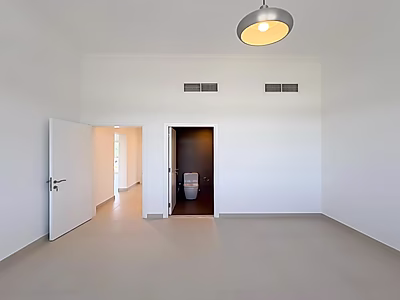 فيلا عصرية واسعة تضم أكثر من 4 غرف نوم | حديقة | بحيرة