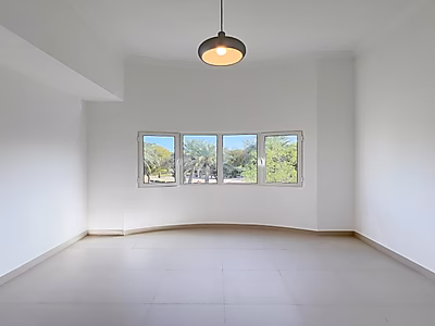 فيلا عصرية واسعة تضم أكثر من 4 غرف نوم | حديقة | بحيرة