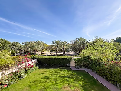 فيلا عصرية واسعة تضم أكثر من 4 غرف نوم | حديقة | بحيرة