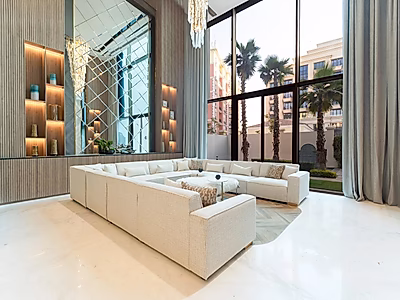 فيلا ذكية فاخرة – موقع زاوية مميز | مسبح خاص | جلسة روف بإطلالات مفتوحة | فرصة استثمارية استثنائية