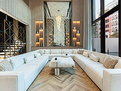 فيلا ذكية فاخرة – موقع زاوية مميز | مسبح خاص | جلسة روف بإطلالات مفتوحة | فرصة استثمارية استثنائية